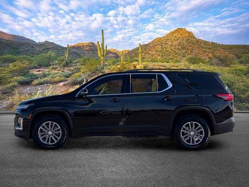 Mosaic Black Metallic 2023 Chevrolet Traverse LT Cloth