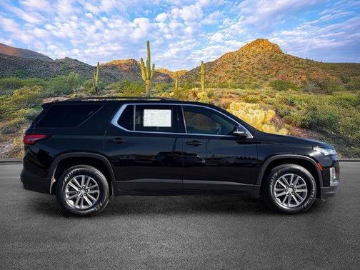 Mosaic Black Metallic 2023 Chevrolet Traverse LT Cloth