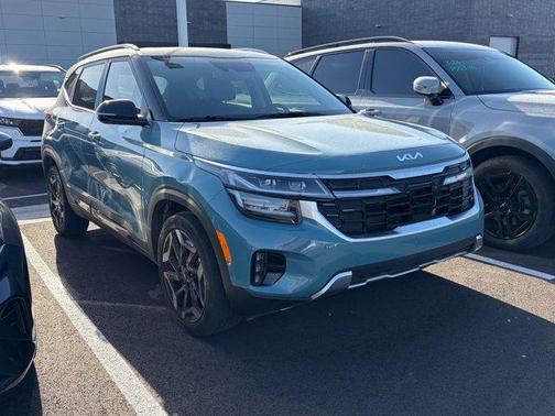 Blue / Black 2024 Kia Seltos SX