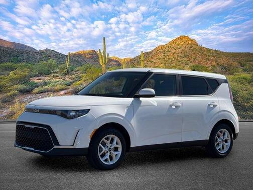 White 2025 Kia Soul
