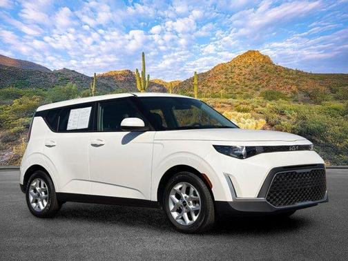 White 2025 Kia Soul