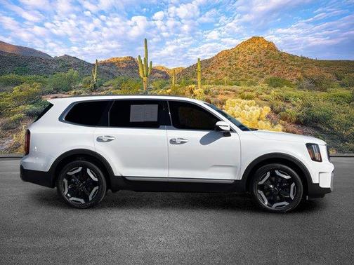 Glacial White Pearl 2024 Kia Telluride S