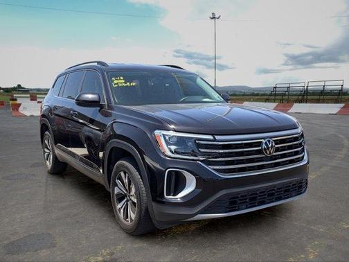 Deep Black Pearl Effect 2024 Volkswagen Atlas 2.0T SE