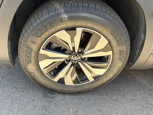 Deep Black Pearl Effect 2024 Volkswagen Atlas 2.0T SE