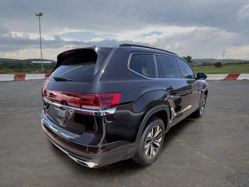 Deep Black Pearl Effect 2024 Volkswagen Atlas 2.0T SE