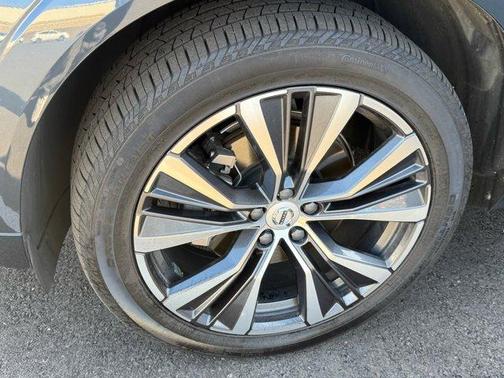 2022 Volvo XC60 B5 Momentum