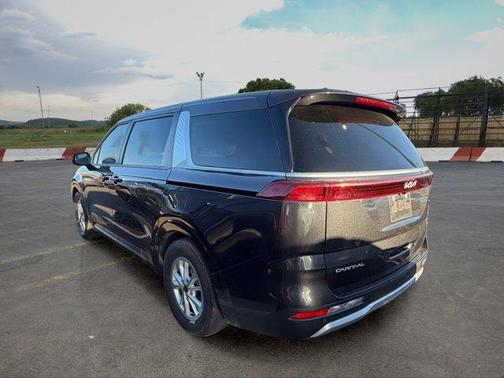 Metal 2024 Kia Carnival LX