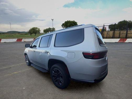 Luxury White Pearlcoat 2022 Jeep Wagoneer Series III