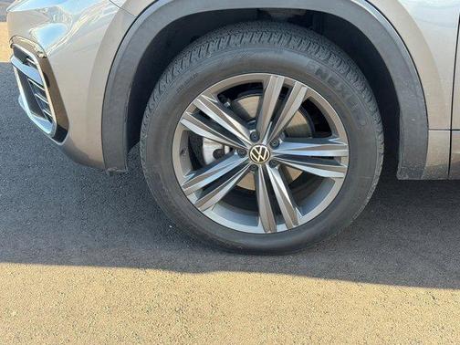 Platinum Gray Metallic 2021 Volkswagen Atlas 3.6 V6 SE w/ Technology R-Line