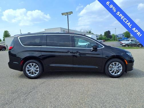 2025 Chrysler Pacifica Select