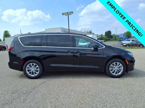 2025 Chrysler Pacifica Select