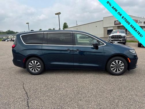 2025 Chrysler Pacifica Hybrid Select