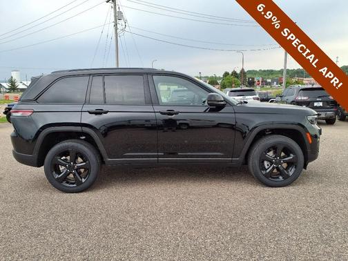 2025 Jeep Grand Cherokee Laredo