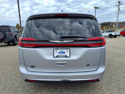 2024 Chrysler Pacifica Hybrid Select