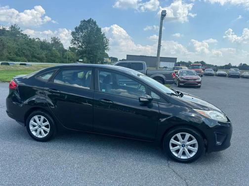 Black 2013 Ford Fiesta 4dr Sdn SE