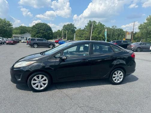Black 2013 Ford Fiesta 4dr Sdn SE