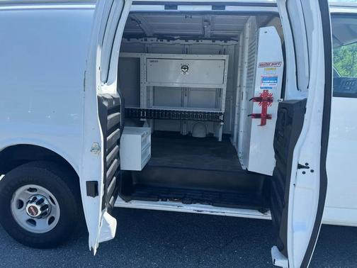 White 2017 GMC Savana 3500 RWD 3500 135''