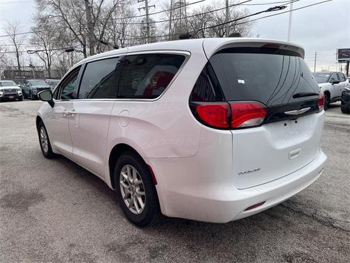 2023 Chrysler Voyager LX