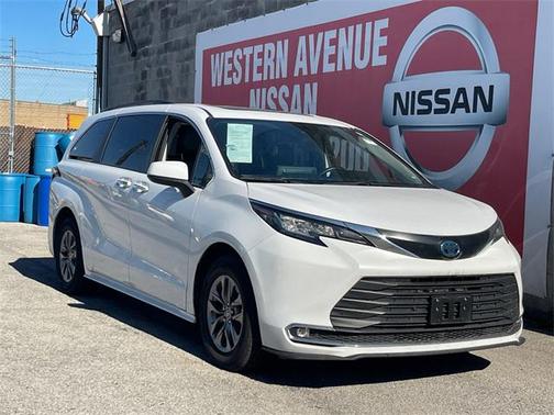 2023 Toyota Sienna XLE