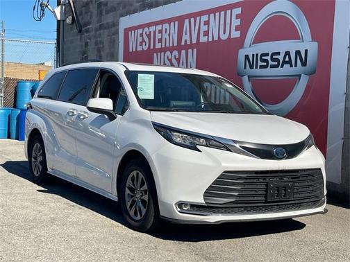 2023 Toyota Sienna XLE