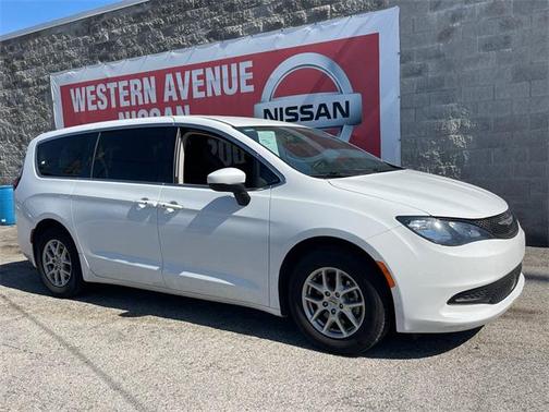 2022 Chrysler Voyager LX