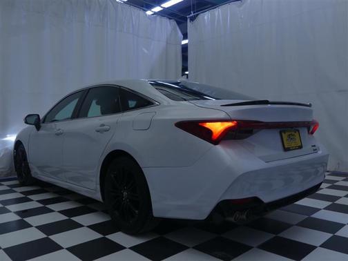 White 2019 Toyota Avalon XSE