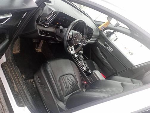 Glacial White Pearl 2023 Kia Sportage X-Line