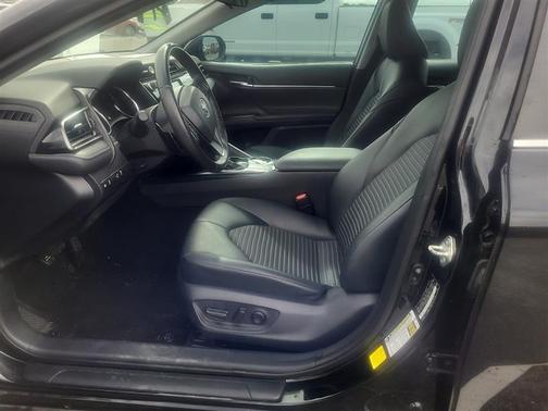 Midnight Black Metallic 2020 Toyota Camry SE
