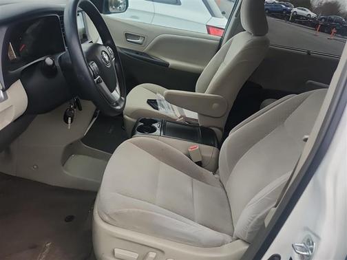 2017 Toyota Sienna LE