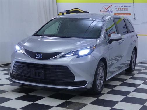 2025 Toyota Sienna LE