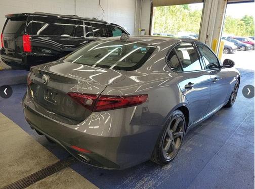Photo 5 of 16 of 2018 Alfa Romeo Giulia Base