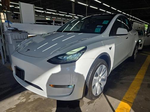 Pearl White Multi-Coat 2023 Tesla Model Y Long Range Dual Motor All-Wheel Drive