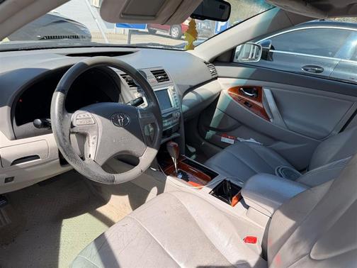 Classic Silver Metallic 2011 Toyota Camry XLE