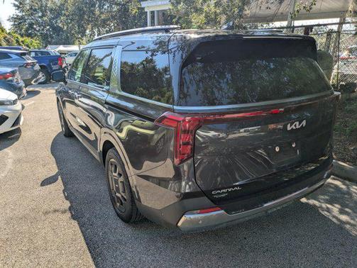 2025 Kia Carnival SX