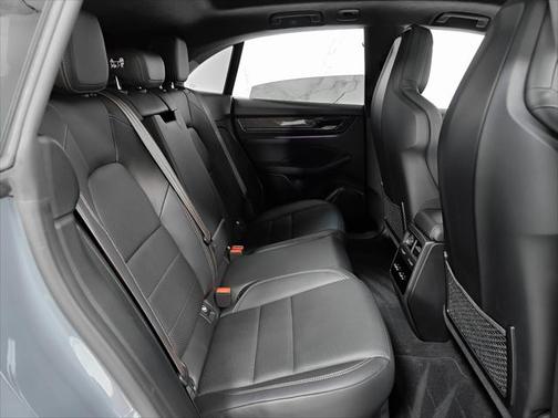 2025 Porsche Macan Turbo