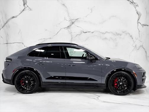 2025 Porsche Macan Turbo