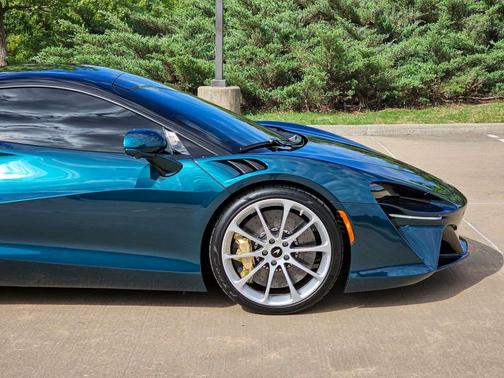2023 McLaren Artura Performance
