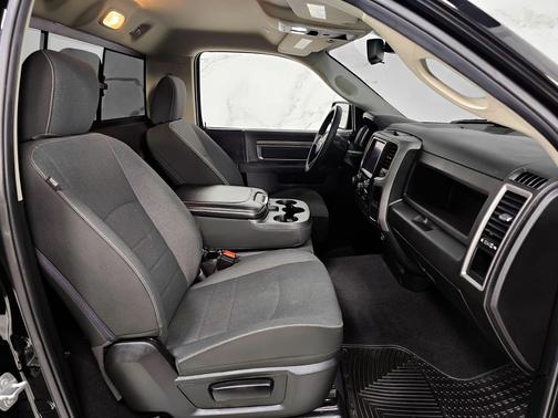 Diamond Black Crystal Pearlcoat 2021 RAM 1500 Classic Express