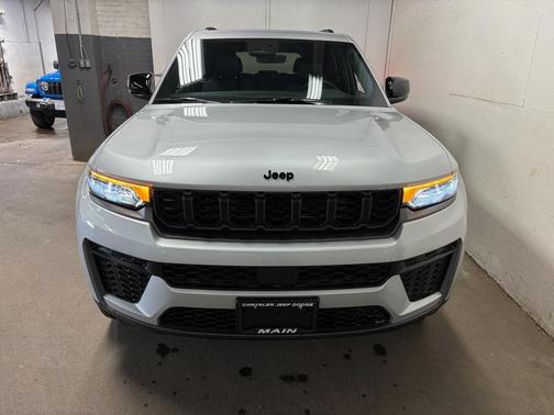 Silver Zynith 2026 Jeep Grand Cherokee Altitude