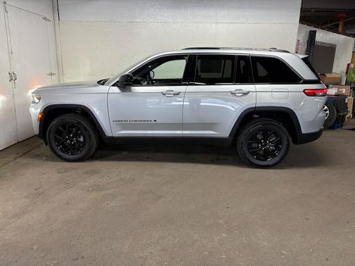 Silver Zynith 2026 Jeep Grand Cherokee Altitude