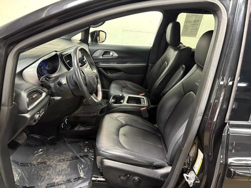 Brilliant Black Crystal Pearlcoat 2018 Chrysler Pacifica Touring-L Plus