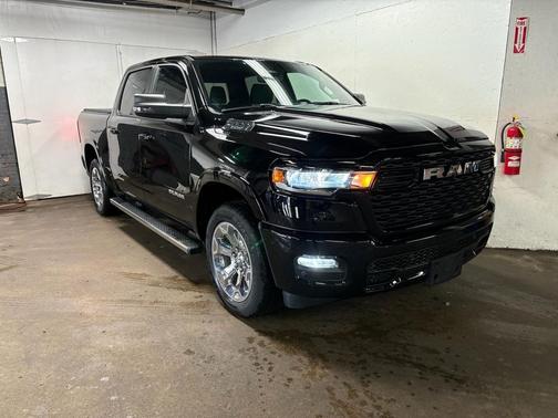 Diamond Black Crystal Pearlcoat 2025 RAM 1500 Big Horn/Lone Star