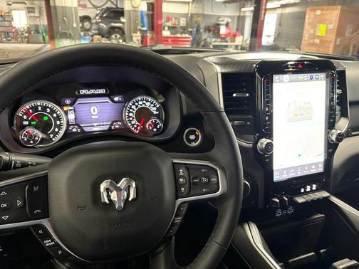 Diamond Black Crystal Pearlcoat 2025 RAM 1500 Big Horn/Lone Star