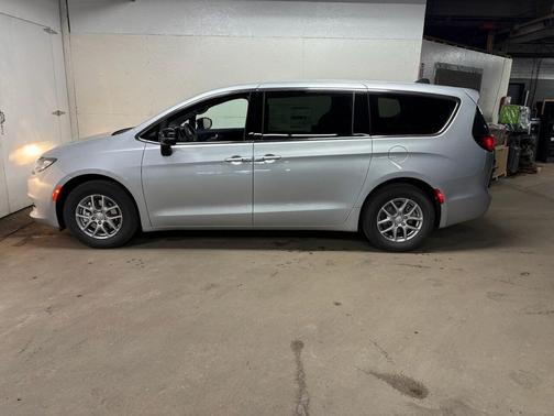2026 Chrysler Voyager LX