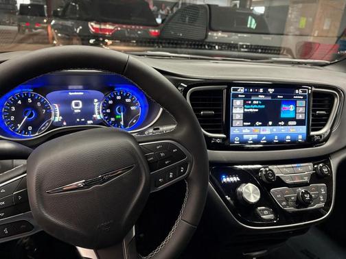 2026 Chrysler Voyager LX