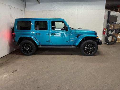 Bikini Pearl Coat 2024 Jeep Wrangler 4xe Sahara