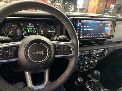 Bikini Pearl Coat 2024 Jeep Wrangler 4xe Sahara