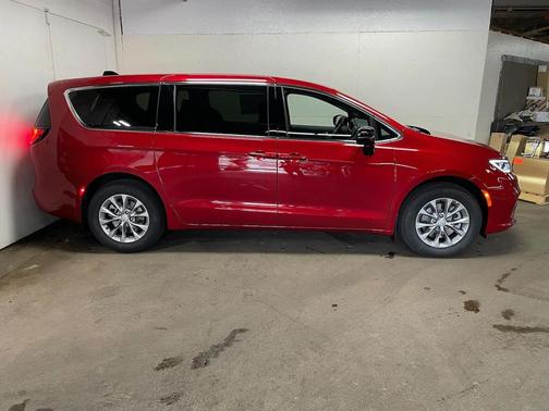 2025 Chrysler Pacifica L