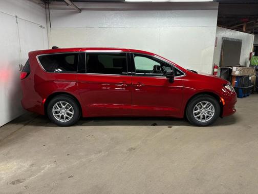 Red Hot Pearlcoat 2026 Chrysler Voyager LX