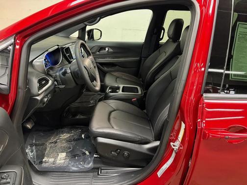 Red Hot Pearlcoat 2026 Chrysler Voyager LX